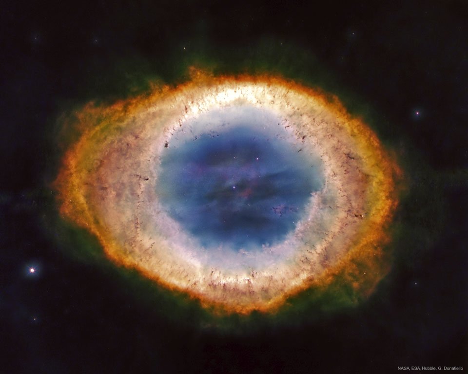 A Nebulosa do Anel, uma das nebulosas planetárias mais conhecidas. Em destaque, o plasma brilhante ejetado das camadas externas de uma estrela tipo solar e, bem ao centro, uma anã branca remanescente.