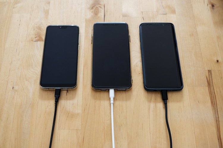 Os cabos USB-C trazem suporte a carregamento rápido.
