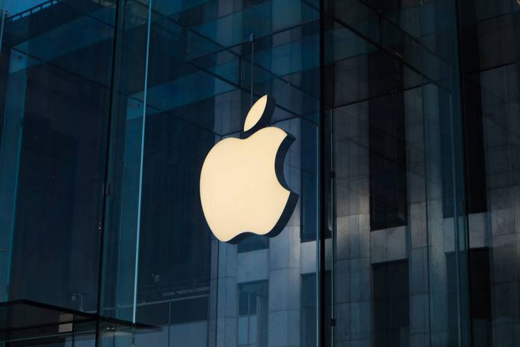 A Apple, que tem sido tão presente na luta pela proteção de dados pessoais, informou que não comentará o caso. (Fonte: Unsplash, Poder 360 / Reprodução)