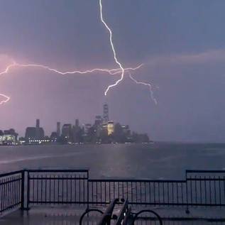 Imagem de Fotógrafo com iPhone 12 Pro Max captura relâmpago em prédio de NY