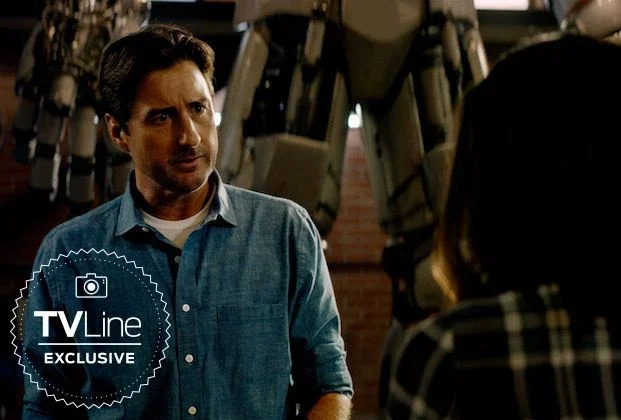 Pat (Luke Wilson) tem um diálogo com Jade (Ysa Penarejo), mas ainda não sabemos o que eles irão discutir. (The CW/Reprodução)