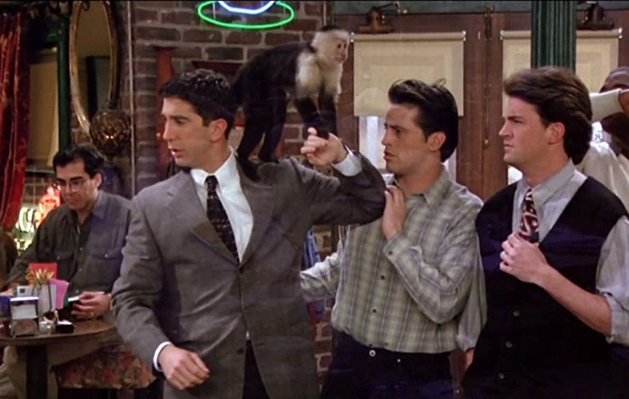 Matt LeBlanc, Matthew Perry e David Schwimmer no episódio 1x21 de Friends (1994)
