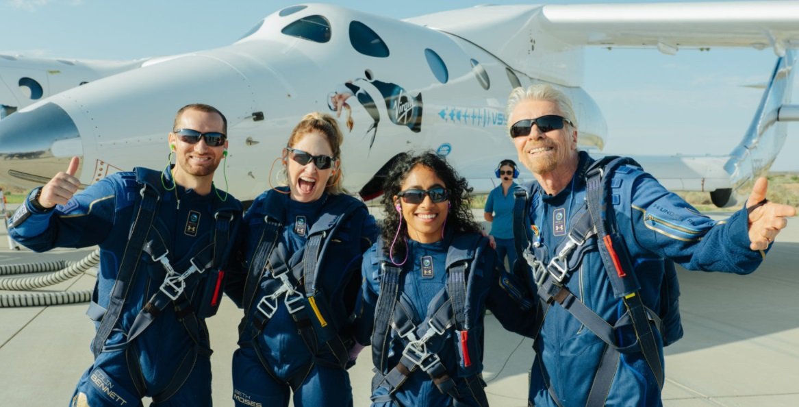 Branson e os astronautas e comandantes profissionais da missão.