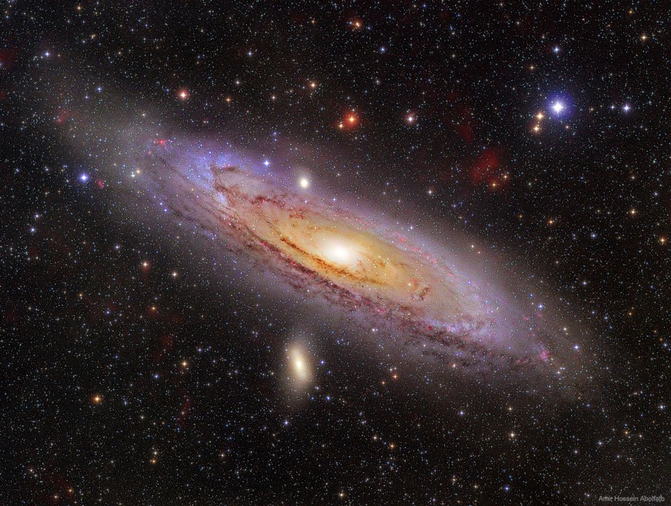 M31, também conhecida como Galáxia de Andromeda. É uma das galáxias do Grupo Local e está em rota de colisão com a Via Láctea