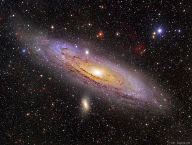 M31, também conhecida como Galáxia de Andromeda. É uma das galáxias do Grupo Local e está em rota de colisão com a Via Láctea