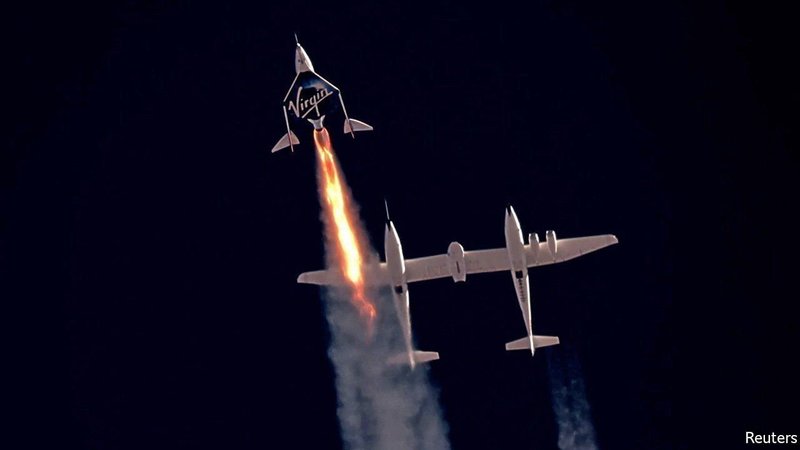 Foguete VSS Unity se desacoplando do porta-aviões e impulsionando rumo ao espaço.