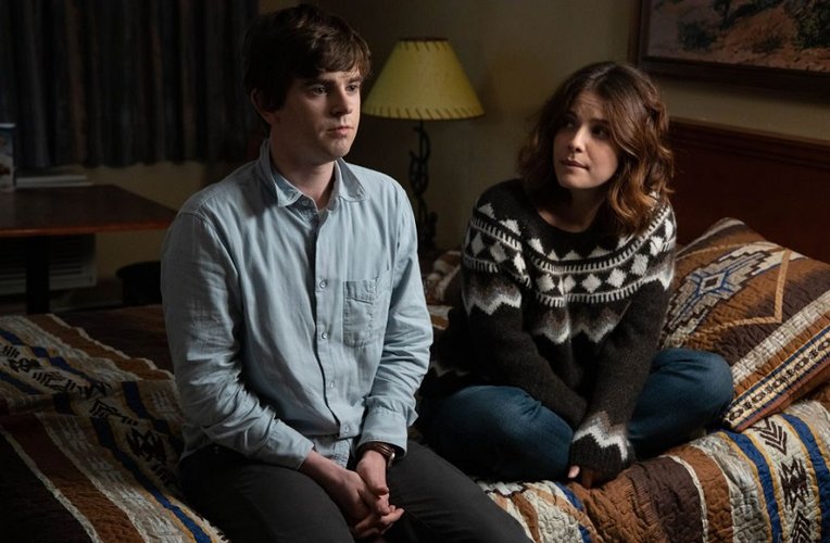 Shaun (Freddie Highmore) e Lea (Paige Spara) decidiram se unir para se fortalecerem depois de uma grande perda. (ABC/Reprodução)