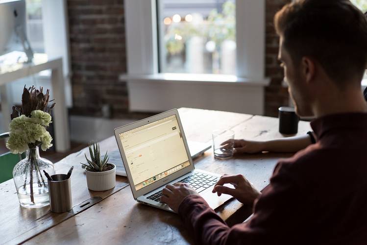 Mesmo com retomada das atividades presenciais, muitas empresas vão continuar permitindo o trabalho em home office em tempo integral. (Fonte: Pixabay/Free-Photos/Reprodução)