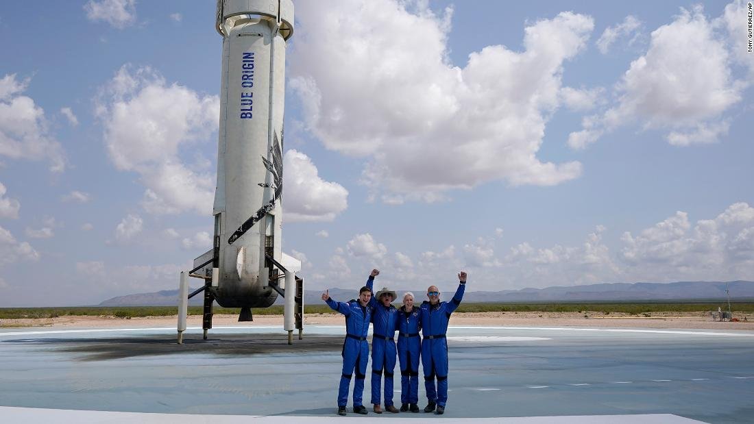 Tripulação da New Shepard em frente ao foguete, no Texas.