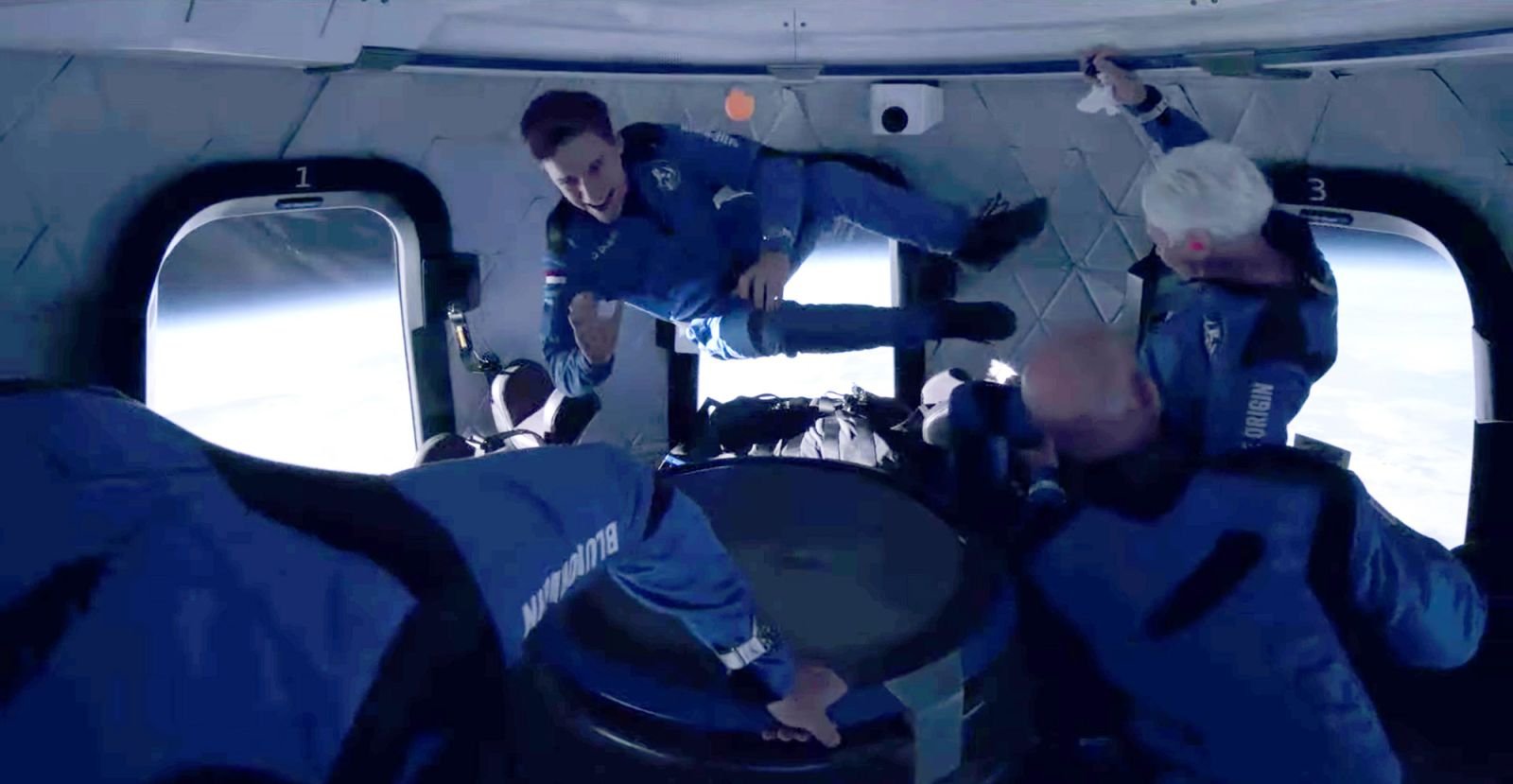 Tripulação da New Shepard em voo livre no espaço.