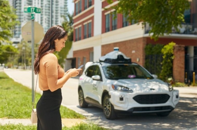 O carro é chamado por aplicativo e só roda em determinados pontos da cidade.