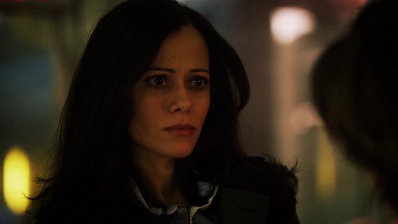 Victoria Cartagena interpretou Renee Montoya durante a 1ª temporada de Gotham na Fox, sendo creditada como recorrente também na 2ª temporada. (Fox/Reprodução)