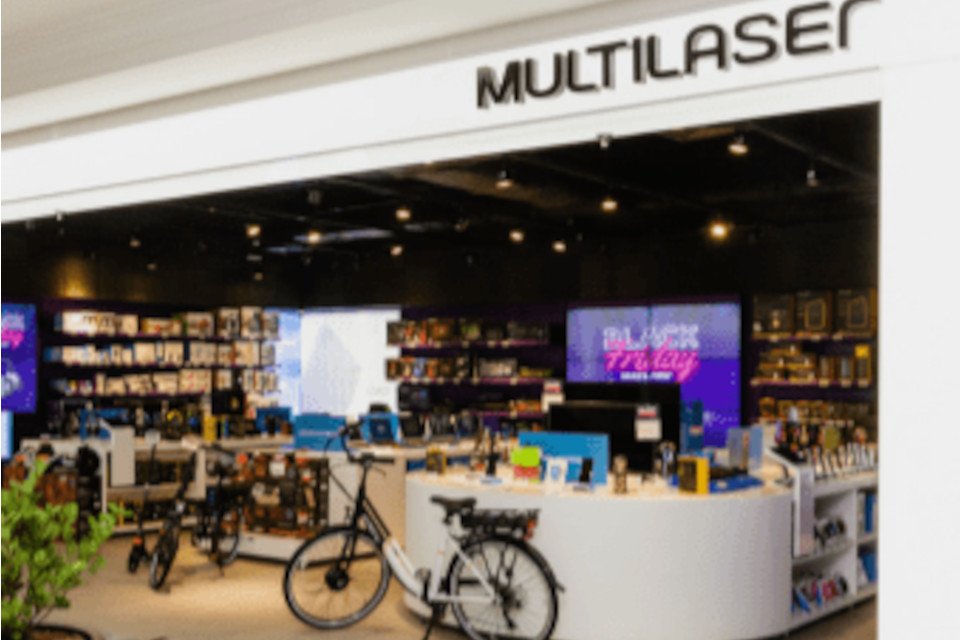 Primeira loja física da Multilaser em São Paulo oferece uma gama variada de produtos, muitos com fabricação própria ou em parceria com grandes marcas. (Fonte: Multilaser/Reprodução)