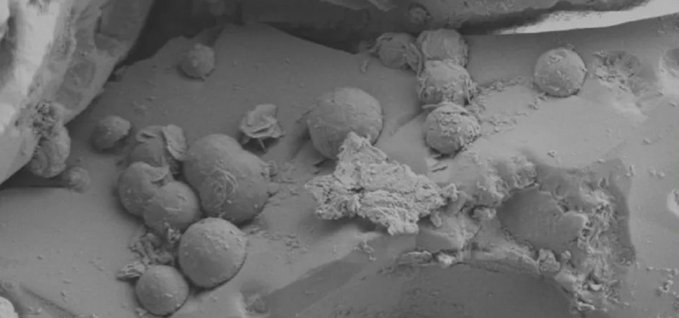 Imagem de microscopia eletrônica revela detalhes da estrutura do meteorito ancião.