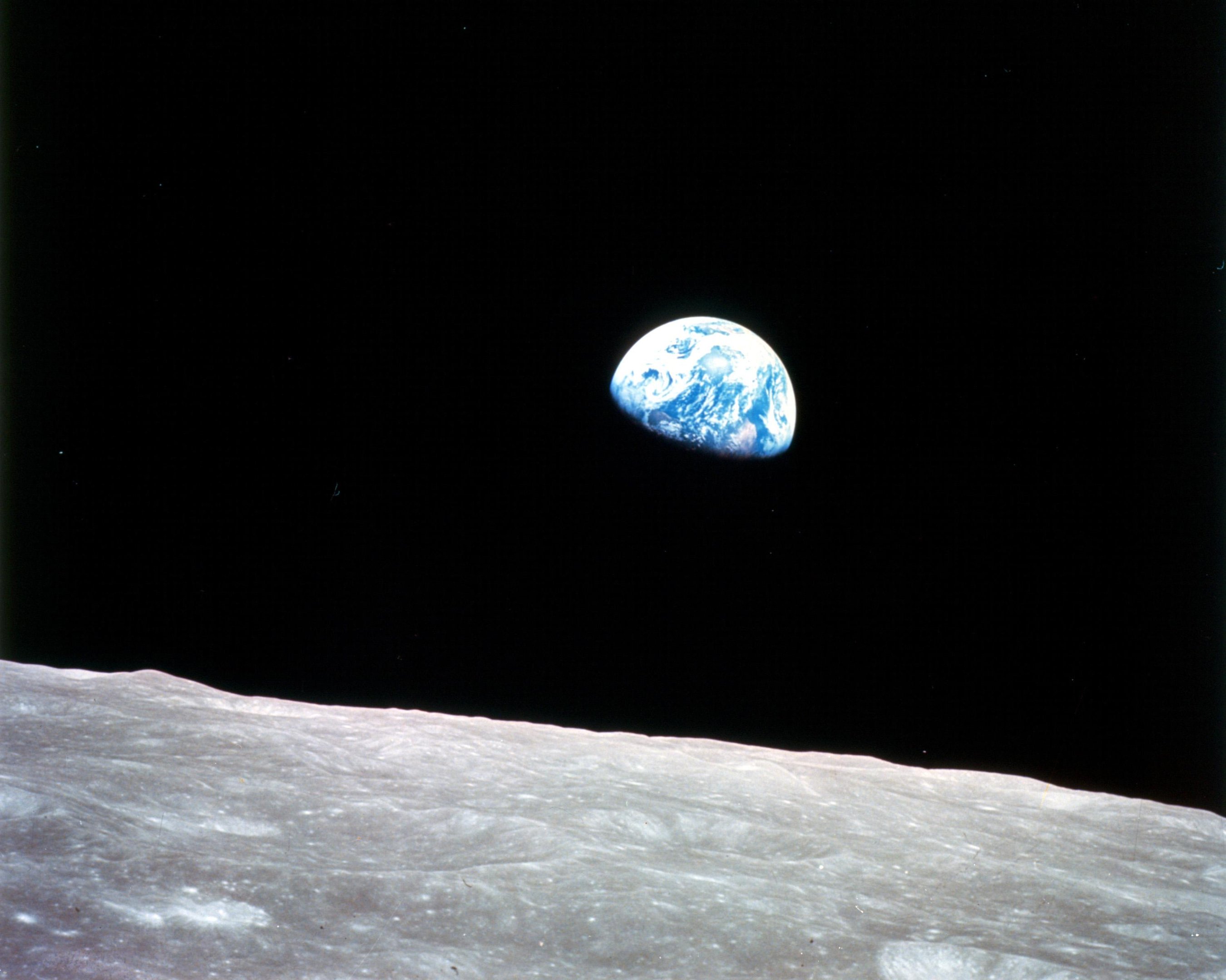 Terra nascendo vista da Lua. Foto tirada durante a missão Apollo 8.