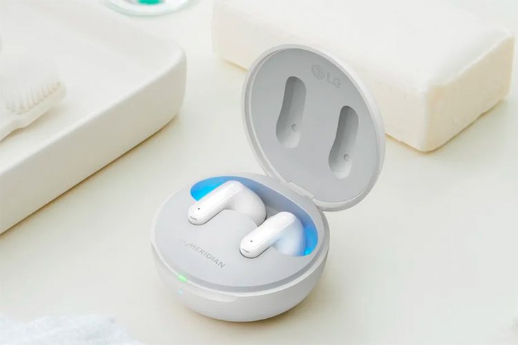 A case dos earbuds possuem função de transmissor sem fio e são autolimpantes. (Fonte: The Verge, LG / Reprodução)