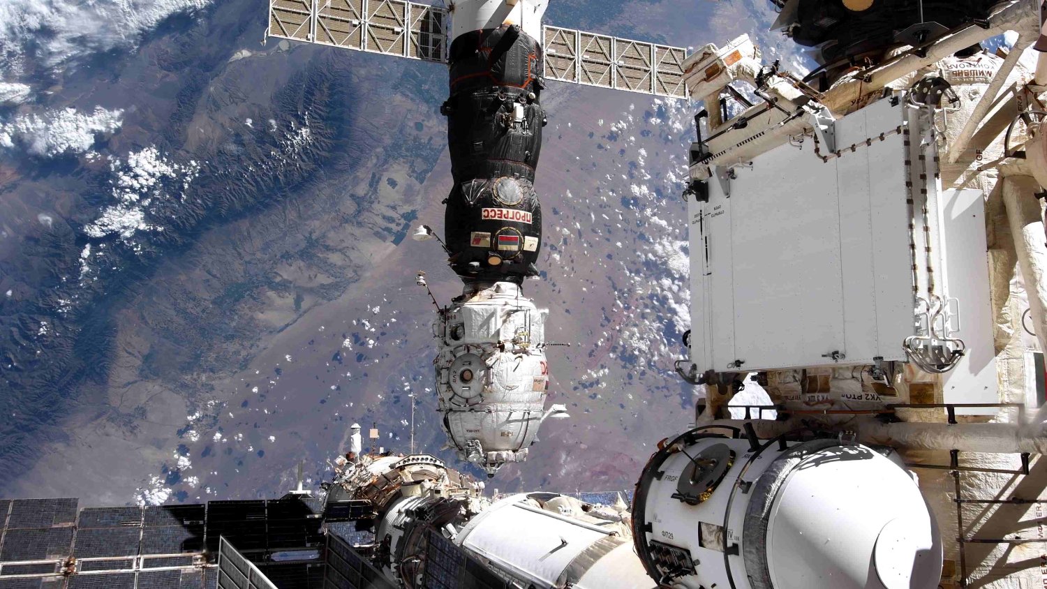 Imagem do momento em que o Pirs deixa a Estação Espacial Internacional.