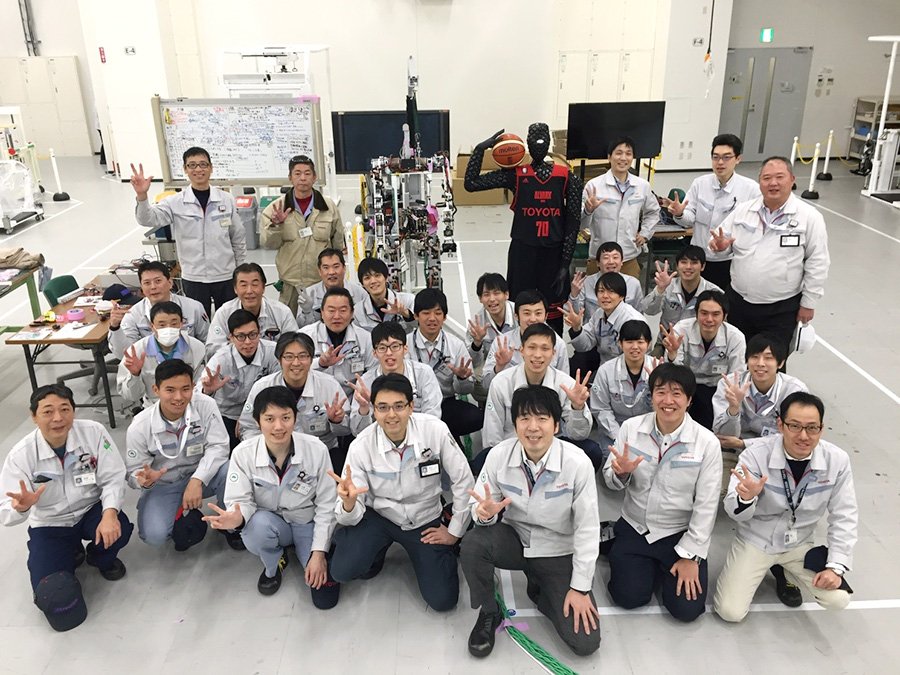 Foto do time de desenvolvimento do CUE e engenheiros da Toyota