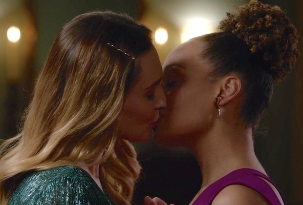 Cena do beijo entre Joy e Zoey durante o último episódio da série.