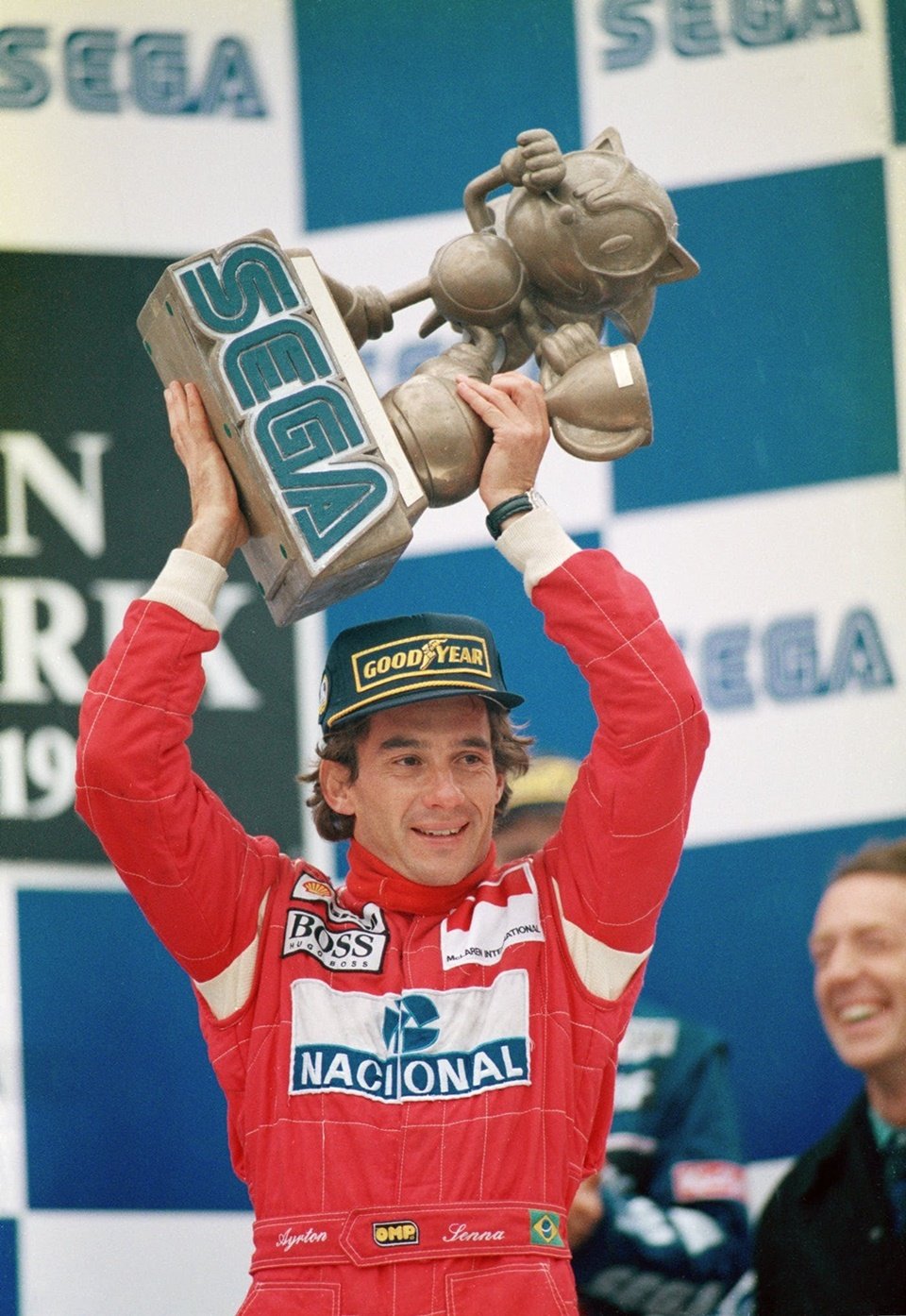 Senna e o troféu especial do Sonic, ganho em 1993 (Fonte: Tectoy/Reprodução)
