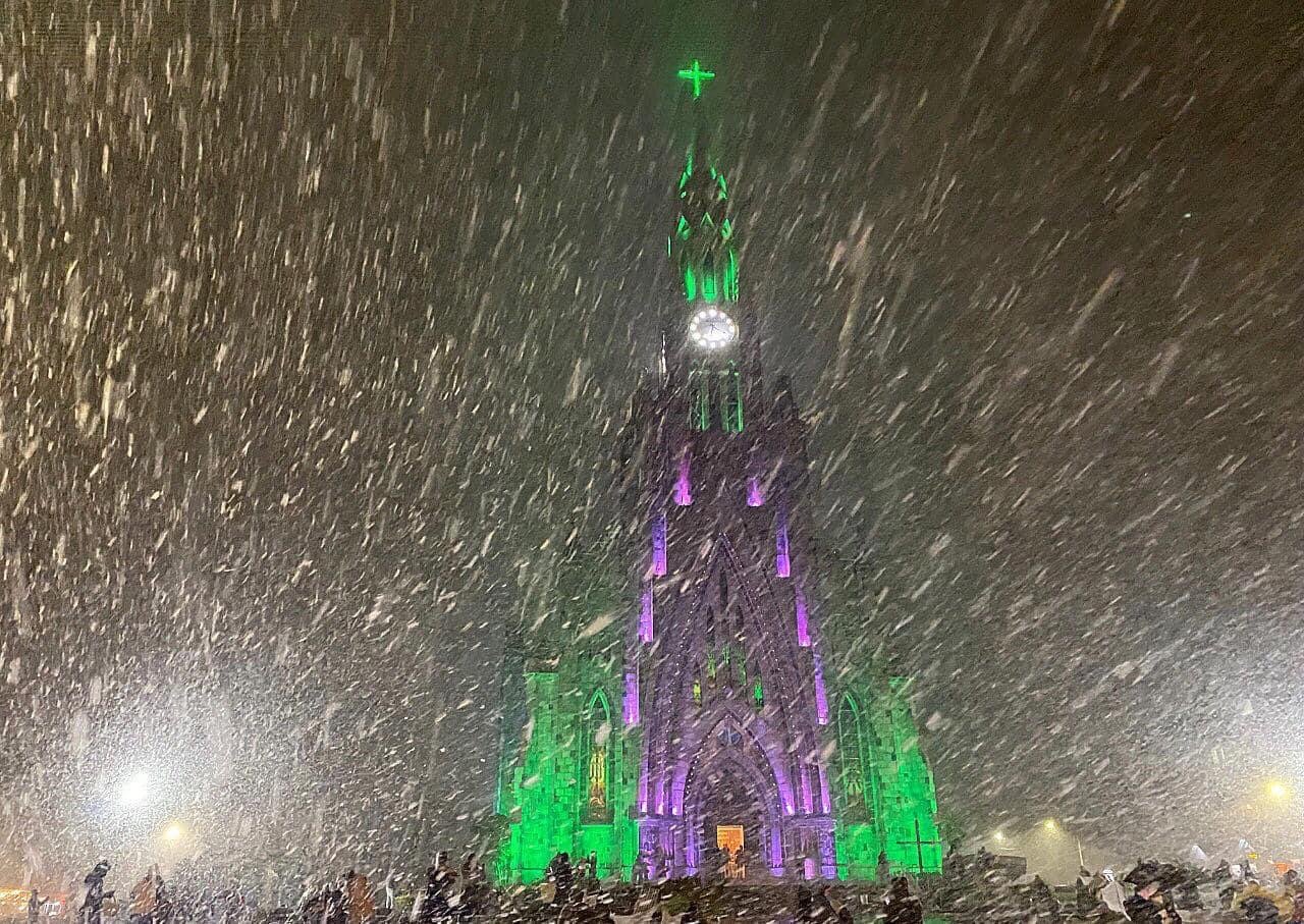 Vento forte e neve na Catedral de Pedra de Canela. (Fonte: MetSul, André Fernandes, Prefeitura de Canela / Reprodução)