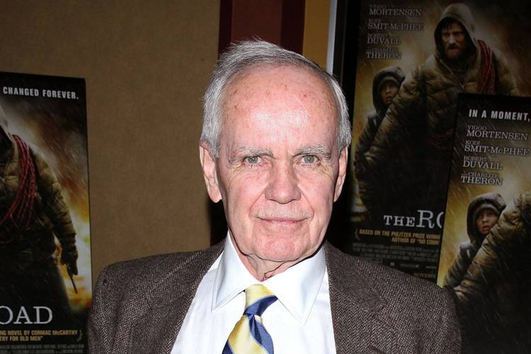 Aos 88 anos, agentes dizem que Cormac McCarthy não usa computadores.