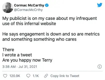 Conta falsa do autor celebrou o selo de verificação do Twitter.