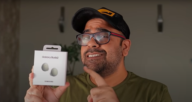 YouTuber Rohit Sadhwani teve acesso ao Galaxy Buds 2 antes do anúncio oficial da Samsung.