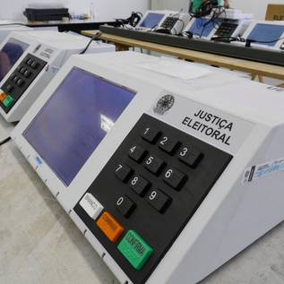 Imagem de TSE e especialistas desmentem alteração no código-fonte de urnas em 2018