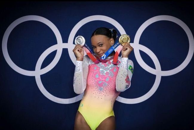 Rebeca Andrade ganhou medalhas de ouro e prata em Tóquio.