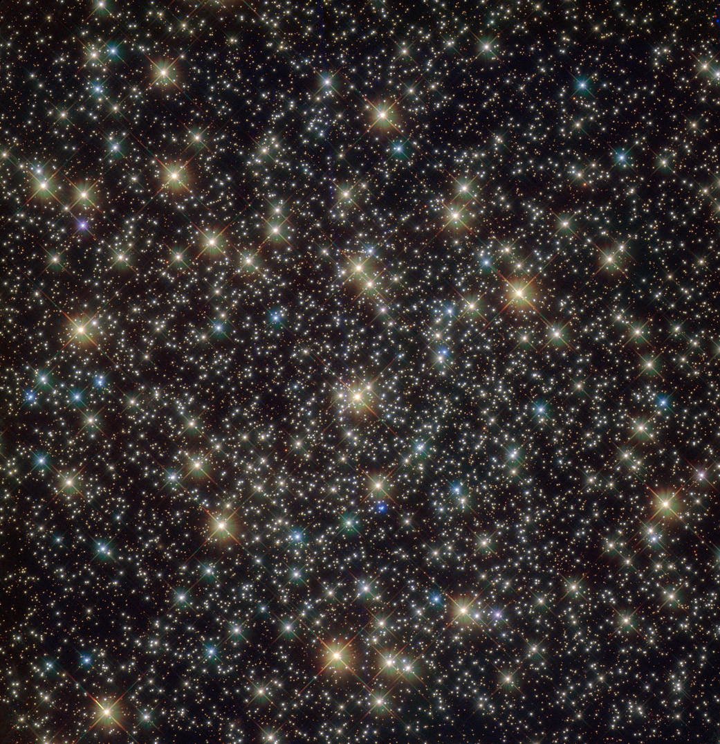 Aglomerado globular NGC 3201 observado com o telescópio Hubble. Conseguimos ver um campo de estrelas ligadas gravitacionalmente com diferentes cores. Estrelas mais azuladas são mais quentes enquanto estrelas mais avermelhadas são mais frias