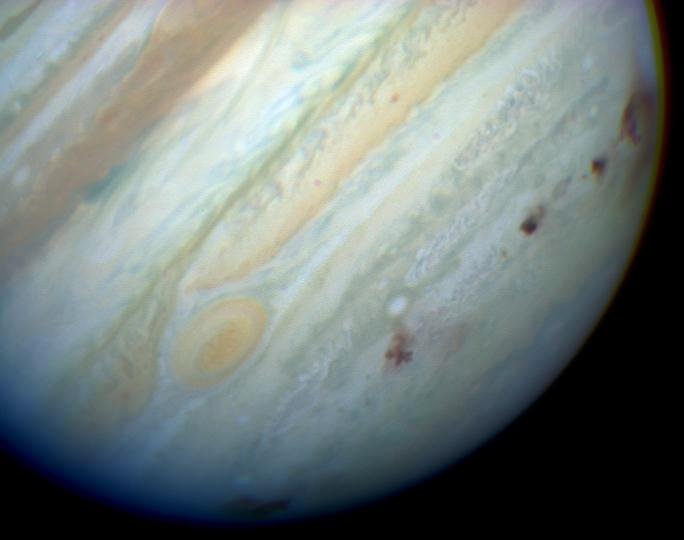 Hemisfério Sul de Júpiter onde manchas escuras são as regiões que fragmentos do cometa impactaram.