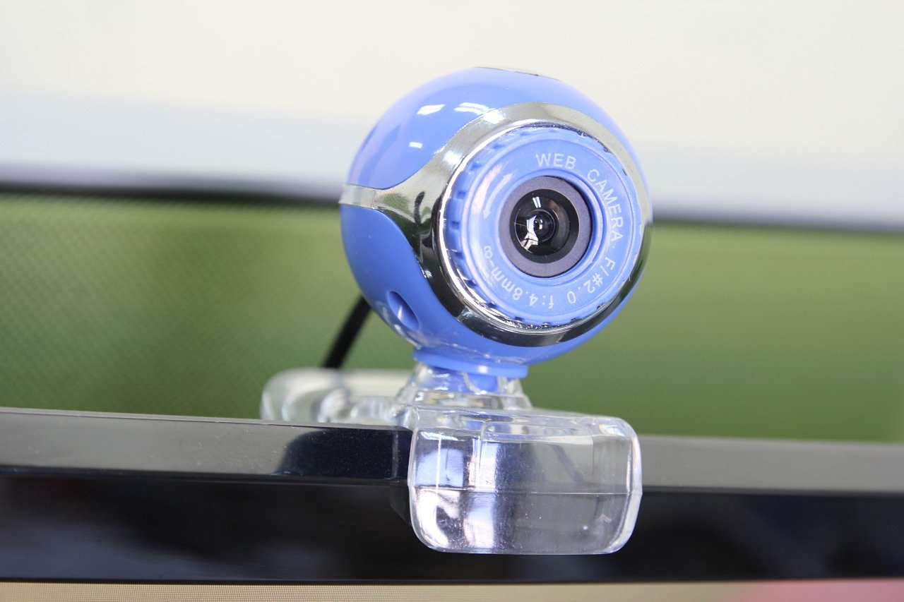 Teleperformance admite que usa câmeras com Inteligência Artificial na casa de funcionários em pelo menos três países. (Fonte: Pixabay/M Ameen/Reprodução)