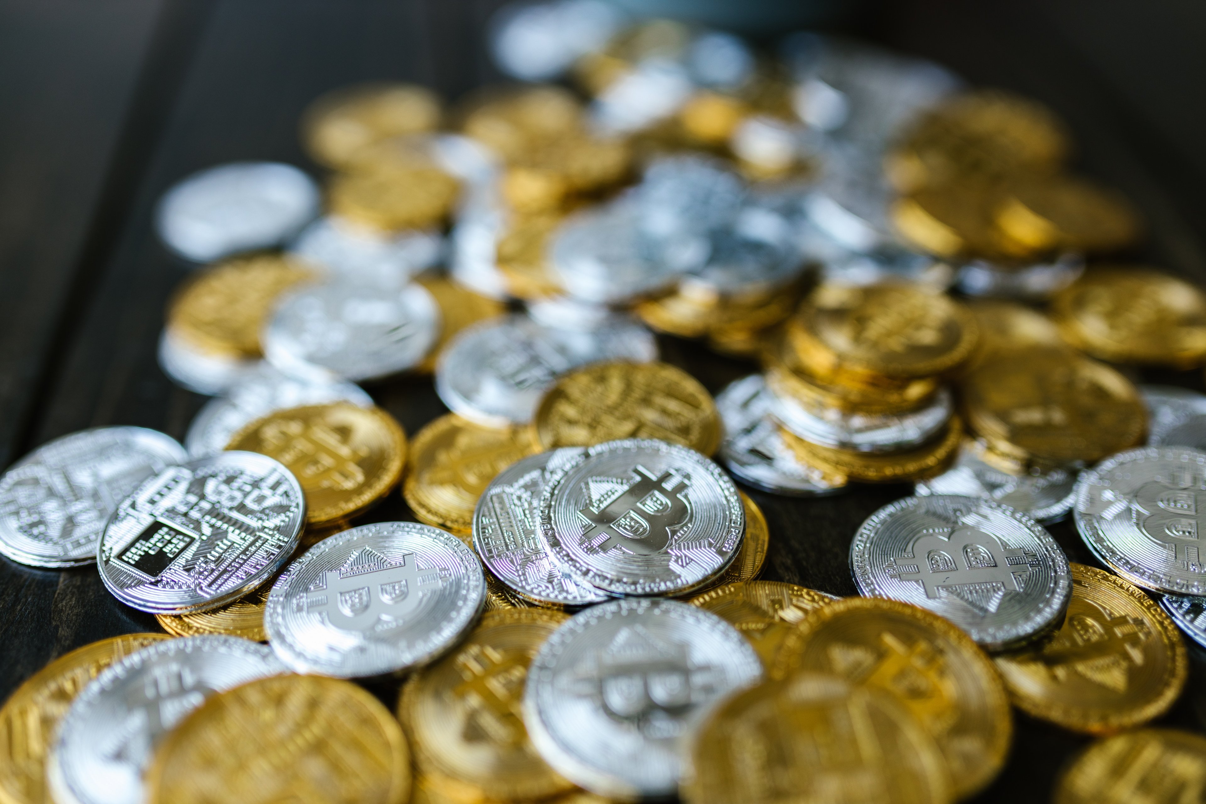Corretoras de moedas digitais tentam identificar o congelar recursos que foram roubados. (Fonte: Pexels/RODNAE Productions/Reprodução)
