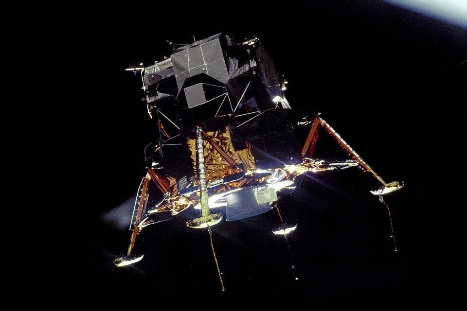 Módulo Lunar Eagle, em configuração de pouso, fotografado do Módulo de Comando Columbia antes do pouso na Lua.
