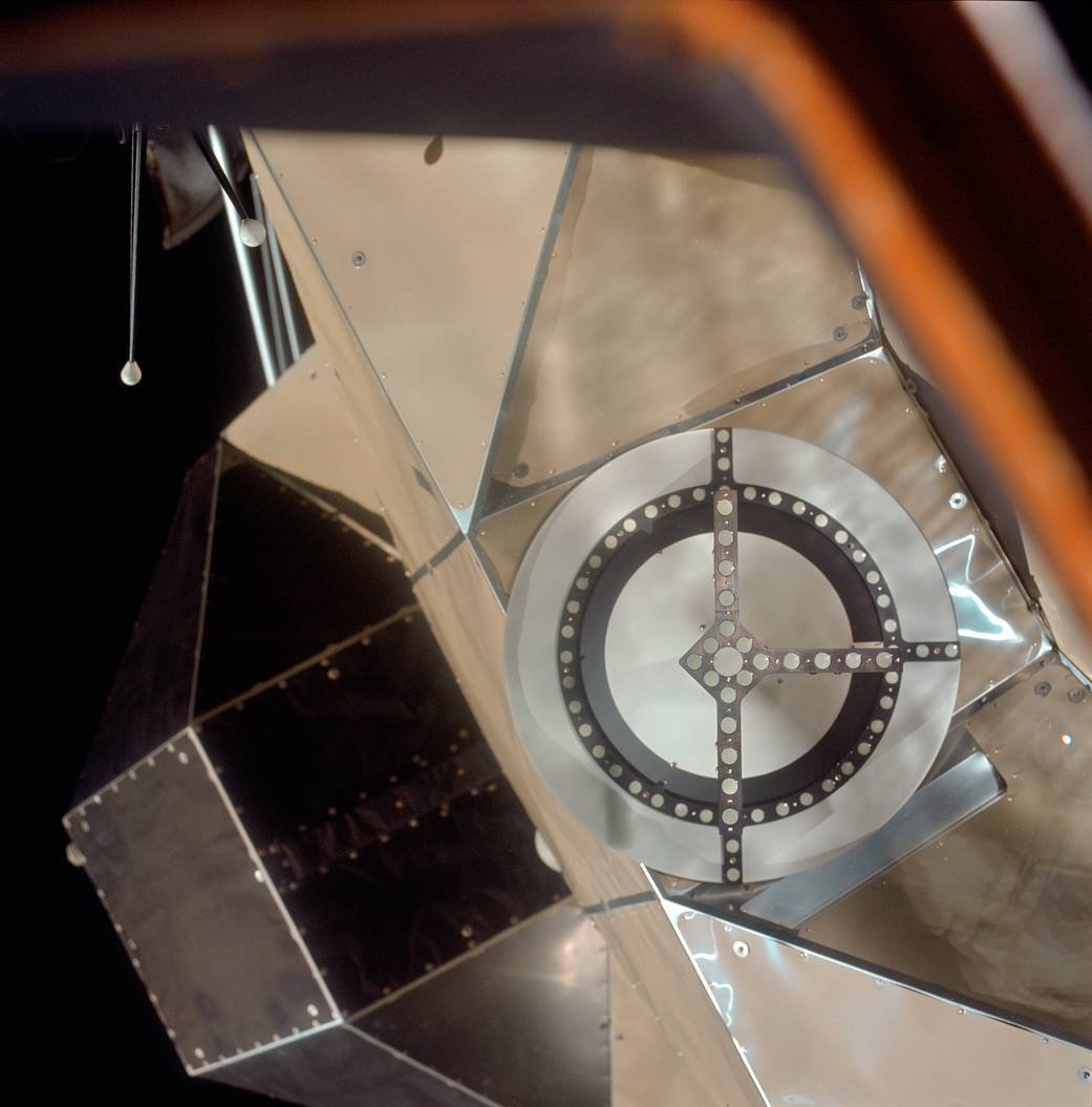 O astronauta Michael Collins fotografou este detalhe do alvo de acoplamento do Módulo Lunar Eagle ao Módulo de Comando Columbia.