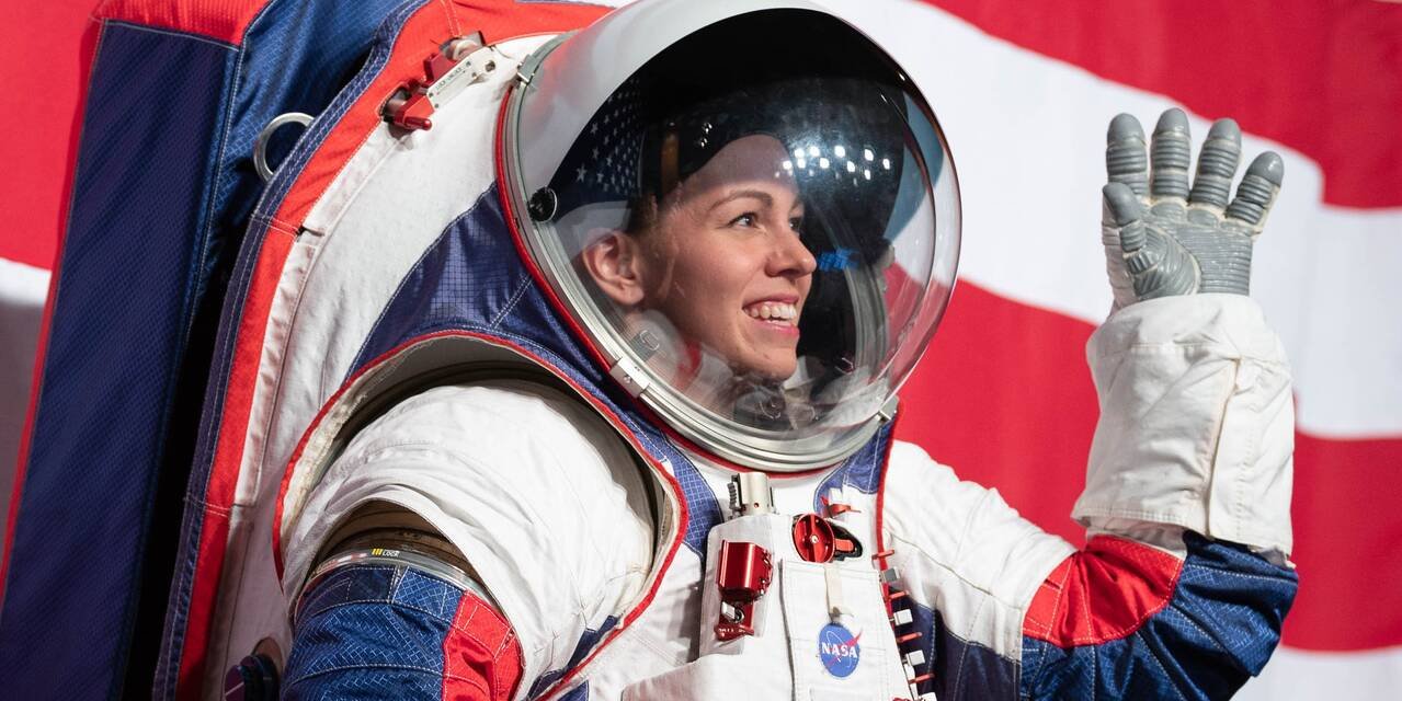 Kristine Davis, engenheira de trajes espaciais da NASA, usa protótipo do uniforme de campo durante demonstração em Washington, em 15 de outubro de 2019.