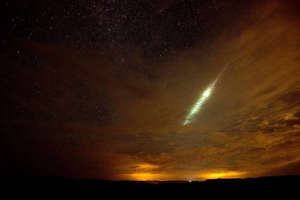 Meteoros poderão ser vistos até próximo do nascer do Sol. (Fonte: Pxhere/Reprodução)