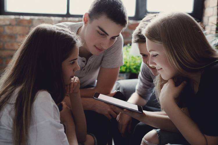 Ações do TikTok visam um ambiente mais seguro para adolescentes.