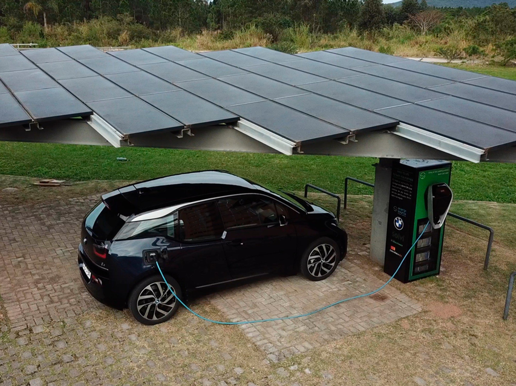 Estações de recarga utilizam sol para ter energia limpa e não depender de rede pública elétrica. (Fonte: BMW Group Brasil/Divulgação)