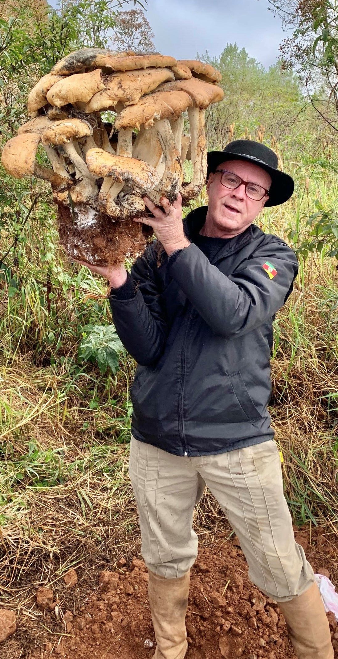 Evandro Nicola com o cogumelo gigante encontrado em sua chácara