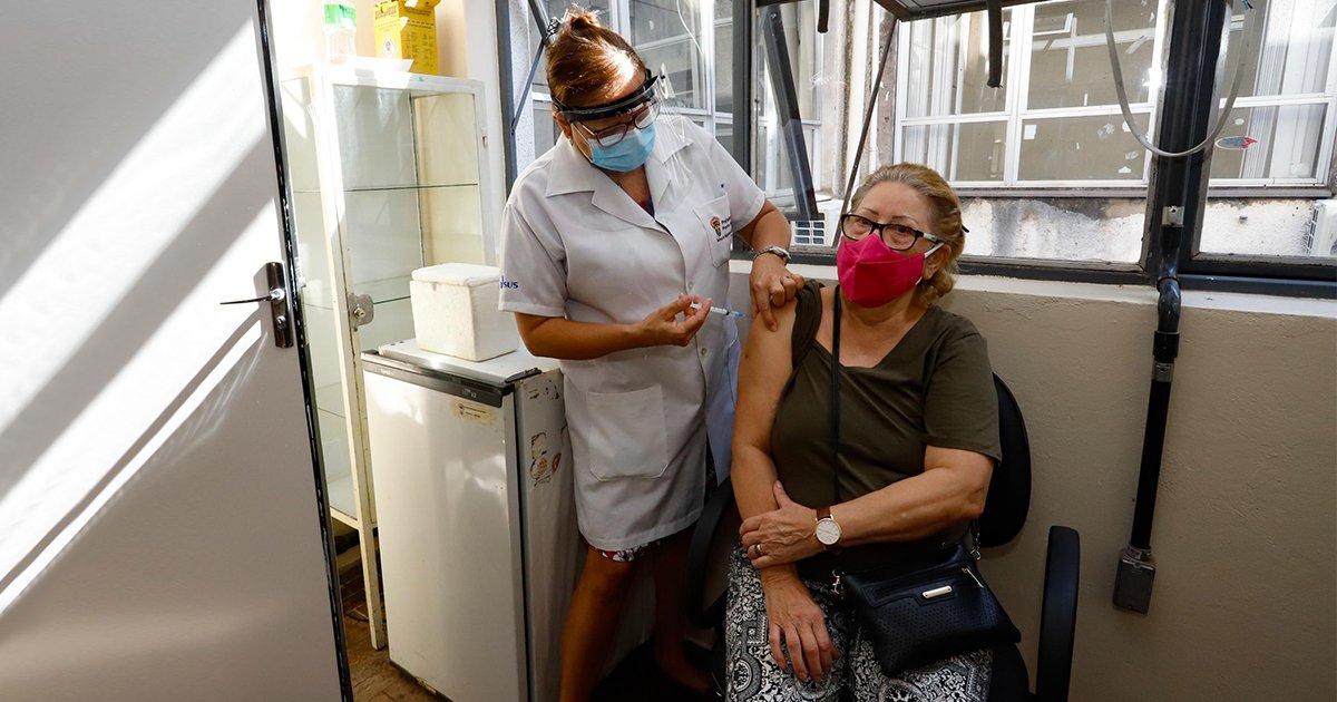 Apenas 22,5% da população brasileira está imunizada contra o Sars-Cov-2. (Fonte: Prefeitura Municipal de Porto Alegre/Cristine Rochol/Reprodução)