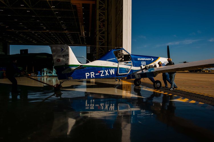 Avião EMB-203 Ipanema, primeiro a voar com combustível de fonte renovável (etanol), agora adaptado para mobilidade elétrica. 