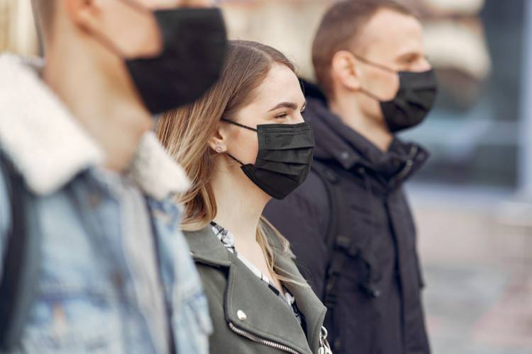 Populações não vacinadas prolongam pandemia, aponta estudo.