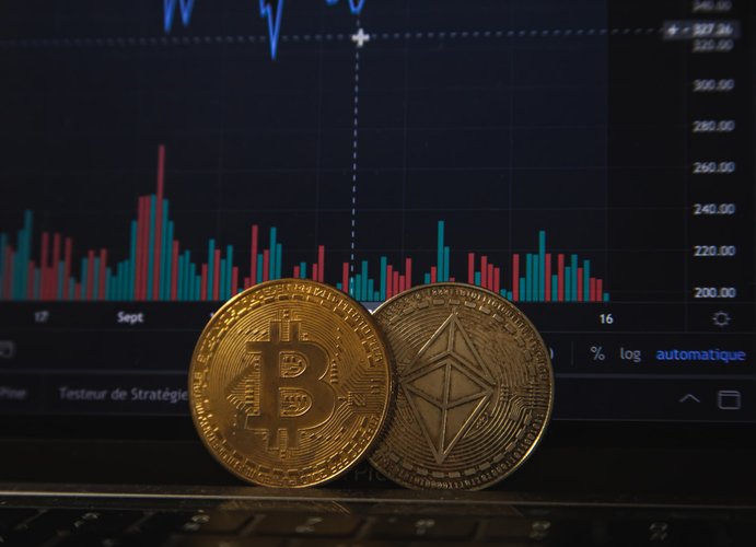Ethereum e Bitcoin colaboram com a valorização das criptomoedas.