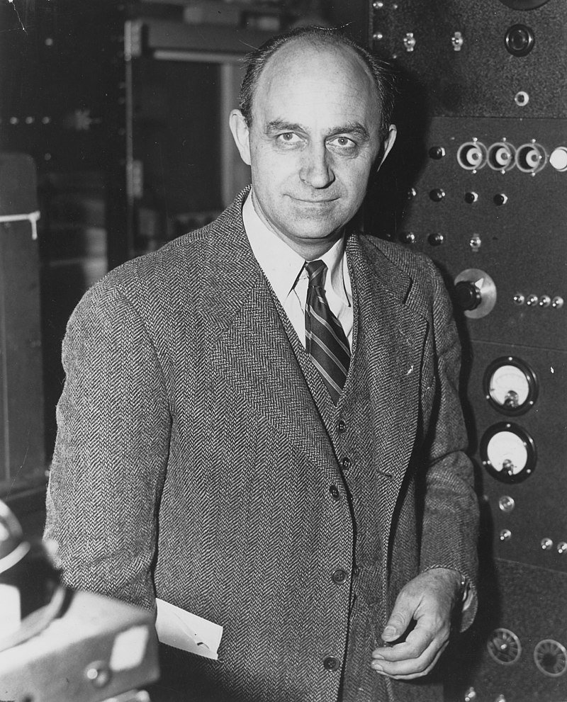 Enrico Fermi, físico ítalo-americano, recebeu o Prêmio Nobel de Física em 1938 por identificar novos elementos e descobrir reações nucleares por meio de seu método de irradiação e bombardeio nuclear