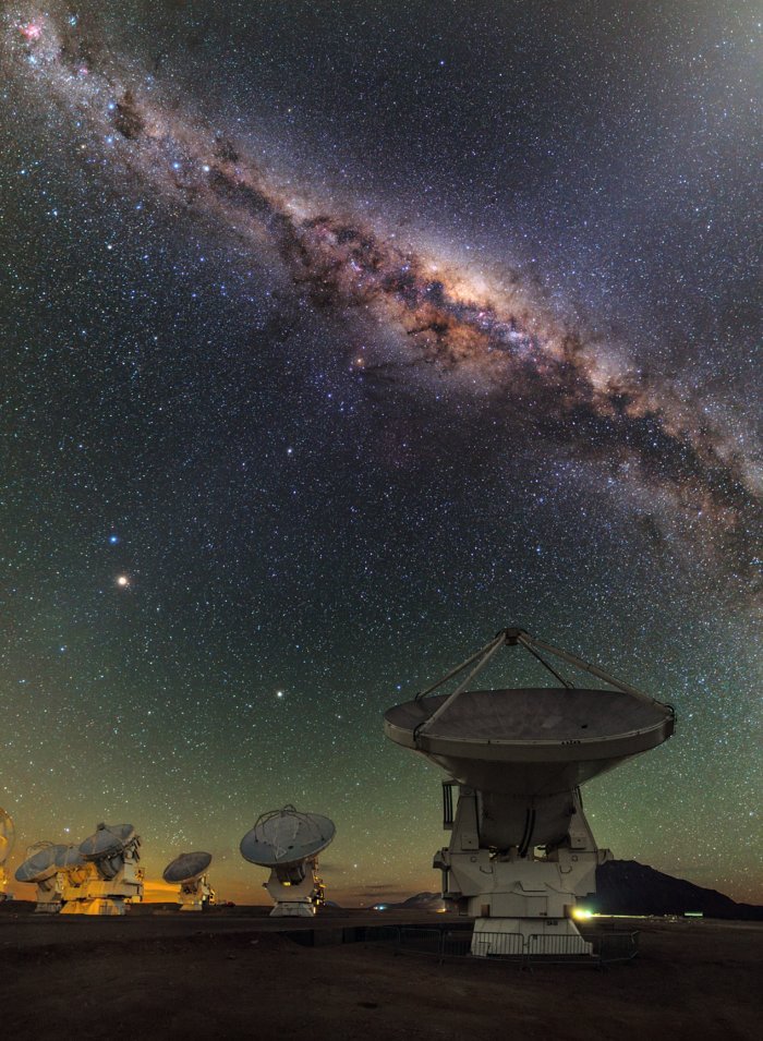Antenas do Atacama Large Millimeter/submillimeter Array (ALMA), nos andes chilenos, sob a Via Láctea