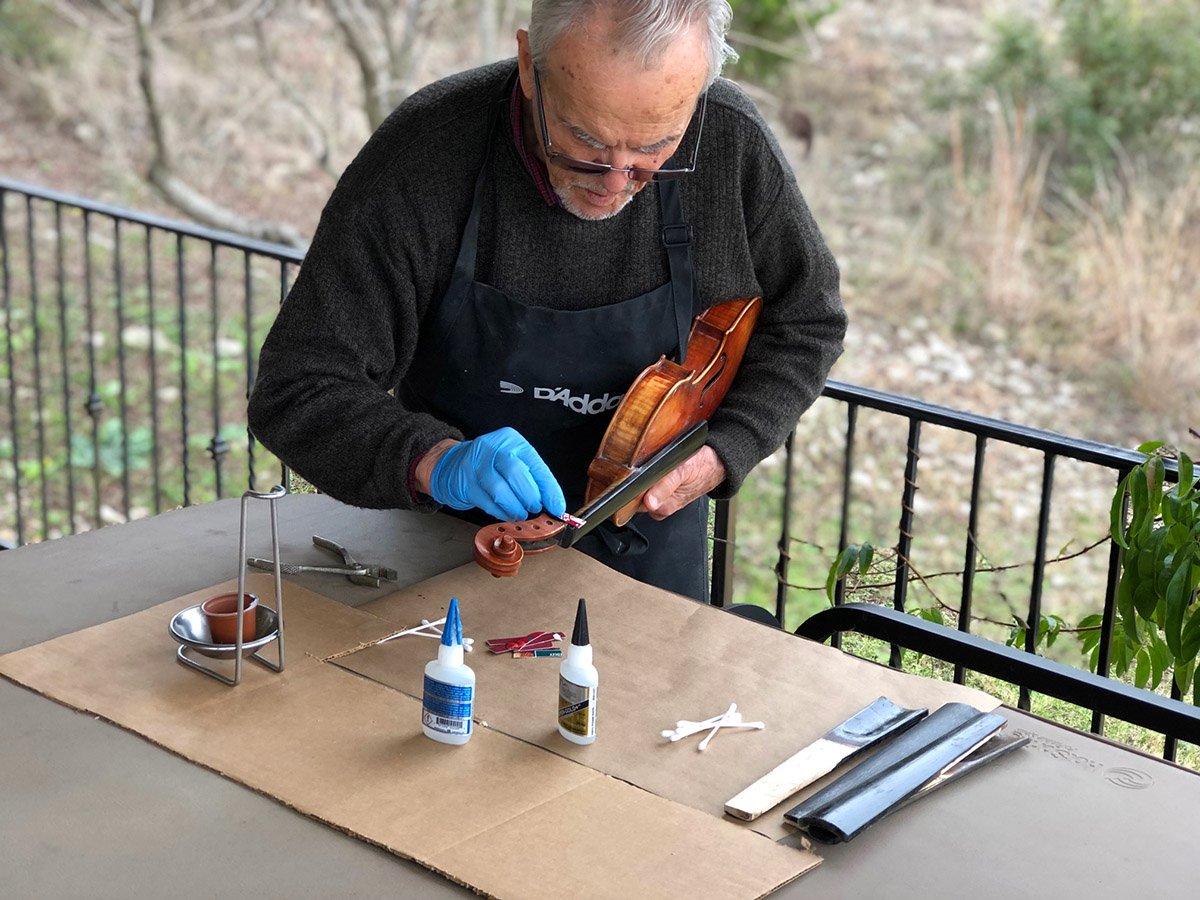 Professor Nagyvary colhe preciosas amostras de um autêntico Stradivarius (Fonte: Texas University A&M/Divulgação.)