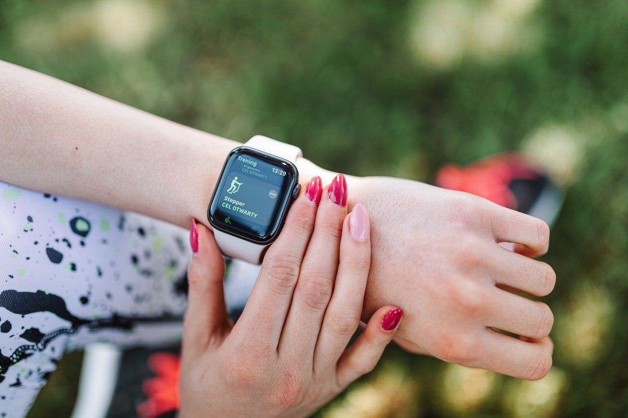 Estudos revelam riscos dos relógios inteligentes para a saúde dos
