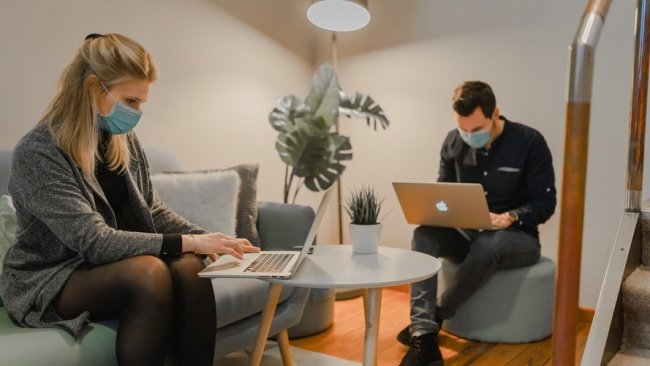 Funcionários da Apple seguirão em home office até o início de 2022.